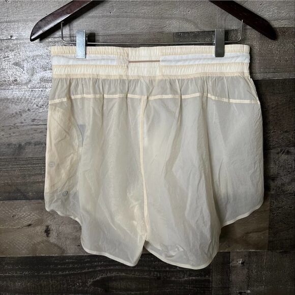 NWT Lululemon Step Out High Rise Short 8 - Picture 5 of 5